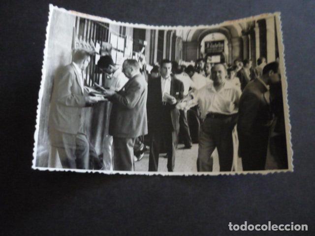 Fotograf&iacute;a antigua: MADRID MERCADO DE SELLOS EN LA PLAZA MAYOR ANTIGUA FOTOGRAFIA ORIGINAL 9 X 14 CM