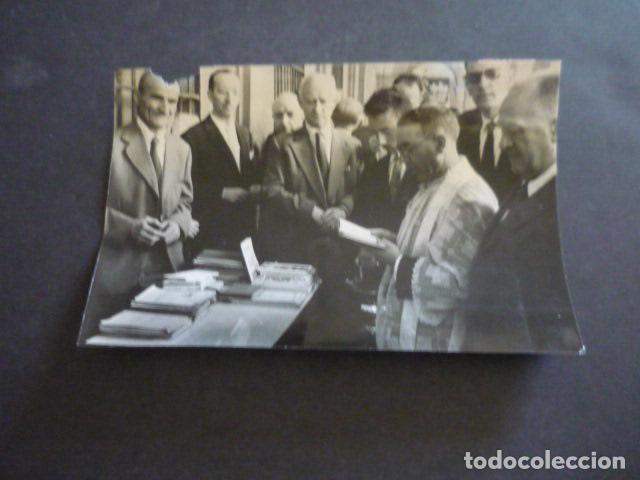 Fotograf&iacute;a antigua: MADRID MERCADO DE SELLOS EN LA PLAZA MAYOR ANTIGUA FOTOGRAFIA ORIGINAL 12 X 18 CM