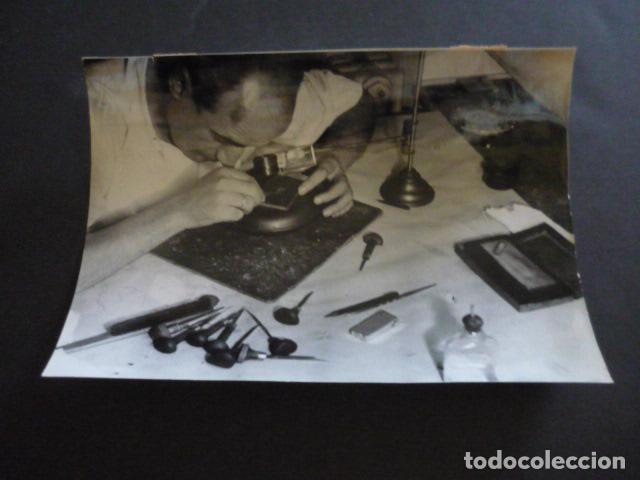Fotograf&iacute;a antigua: MADRID GRABADO DE SELLOS DE CORREOS FOTOGRAFIA ORIGINAL 18 X 24 CM
