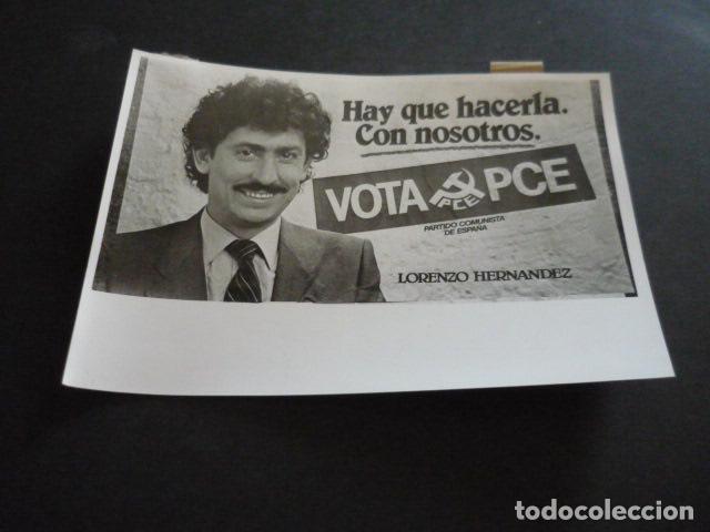Fotograf&iacute;a antigua: PARTIDO COMUNISTA PCE ELECCIONES MUNICIPALES 1983 CARTELES ANTIGUA FOTOGRAFIA ORIGINAL 18 X 12 CM