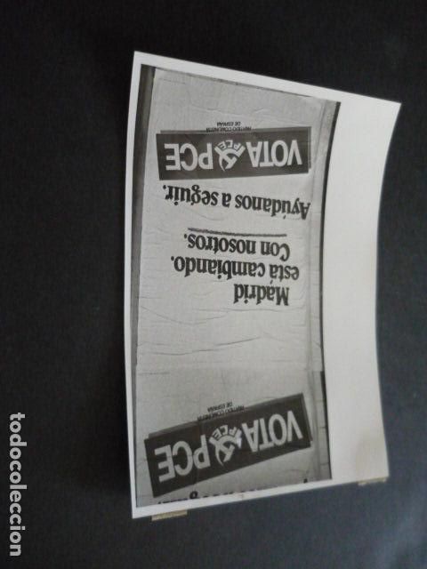 Fotograf&iacute;a antigua: PARTIDO COMUNISTA PCE ELECCIONES MUNICIPALES 1983 CARTELES ANTIGUA FOTOGRAFIA ORIGINAL 18 X 12 CM