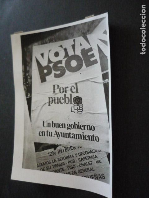 Fotograf&iacute;a antigua: VOTA PSOE ELECCIONES MUNICIPALES 1983 CARTELES ELECTORALES ANTIGUA FOTOGRAFIA ORIGINAL 18 X 12 CM