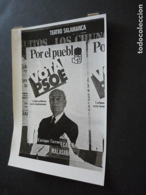 Fotograf&iacute;a antigua: VOTA PSOE TIERNO GALVAN ELECCIONES MUNICIPALES 1983 CARTELES ANTIGUA FOTOGRAFIA ORIGINAL 18 X 12 CM