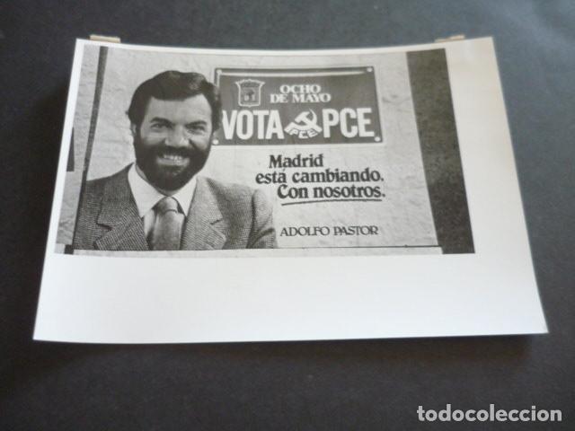 Fotograf&iacute;a antigua: VOTA PCE ELECCIONES MUNICIPALES 1983 CARTELES ANTIGUA FOTOGRAFIA ORIGINAL 18 X 12 CM