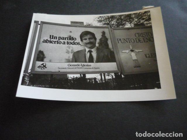 Fotograf&iacute;a antigua: PCE ELECCIONES MUNICIPALES 1983 CARTELES ELECTORALES ANTIGUA FOTOGRAFIA ORIGINAL 18 X 12 CM