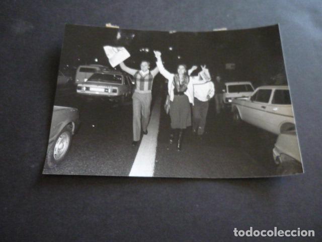 Fotograf&iacute;a antigua: MADRID SOCIALISTAS CELEBRANDO TRIUNFO ELECTORAL 1982 ANTIGUA FOTOGRAFIA ORIGINAL 18 X 12 CM