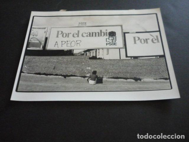 Fotograf&iacute;a antigua: MADRID CARTELES ELECTORALES ELECCIONES PSOE ANTIGUA FOTOGRAFIA ORIGINAL 18 X 24 CM