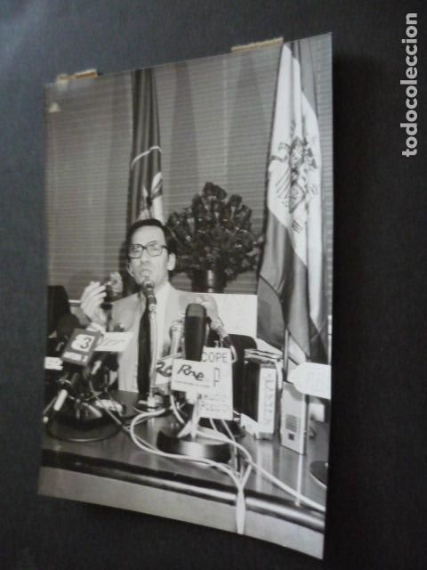 Antique Photography: MADRID ALFONSO GUERRA RESULTADOS ELECCIONES ANTIGUA FOTOGRAFIA ORIGINAL 18 X 13 CM