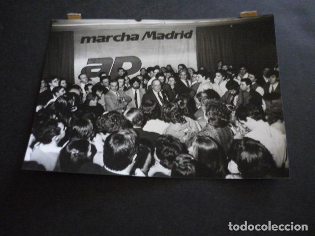 Antique Photography: MADRID MANUEL FRAGA RESULTADOS ELECCIONES ANTIGUA FOTOGRAFIA ORIGINAL 18 X 13 CM
