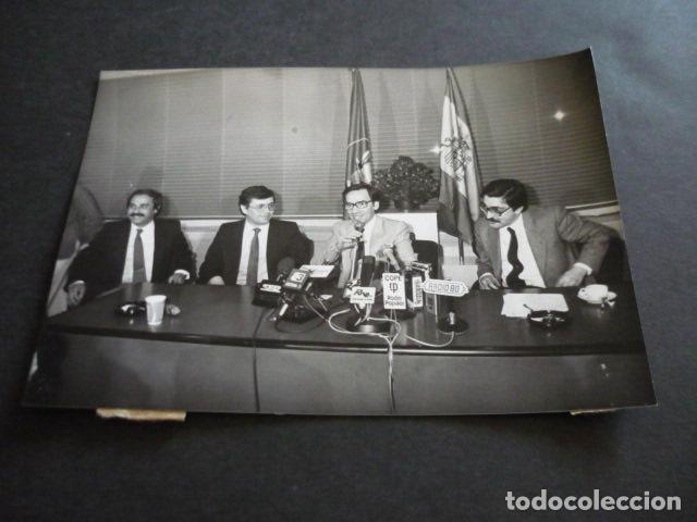 Antique Photography: MADRID ALFONSO GUERRA RESULTADOS ELECCIONES ANTIGUA FOTOGRAFIA ORIGINAL 18 X 13 CM