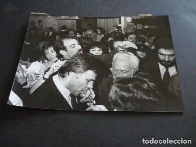 Photographie ancienne: MADRID FELIPE GONZALEZ RESULTADOS ELECCIONES ANTIGUA FOTOGRAFIA ORIGINAL 18 X 13 CM