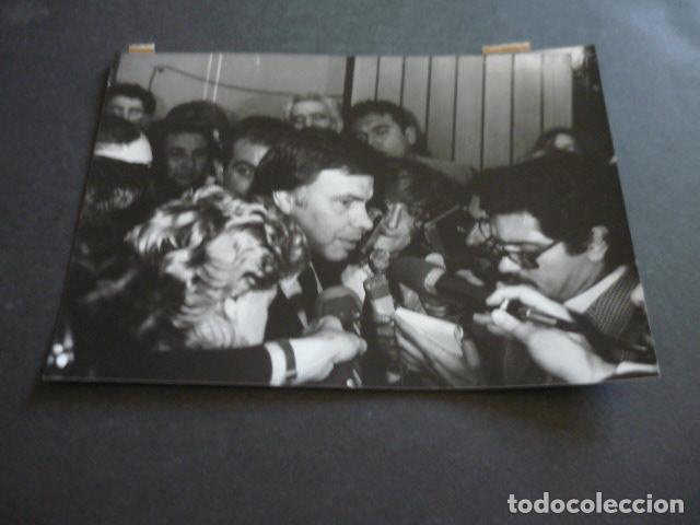 Fotografia antiga: MADRID FELIPE GONZALEZ RESULTADOS ELECCIONES ANTIGUA FOTOGRAFIA ORIGINAL 18 X 13 CM