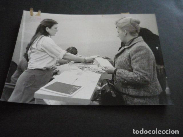 Photographie ancienne: MADRID VOTACIONES ELECCIONES COLEGIO PLAZA DE LA INDEPENDENCI ANTIGUA FOTOGRAFIA ORIGINAL 18 X 13 CM