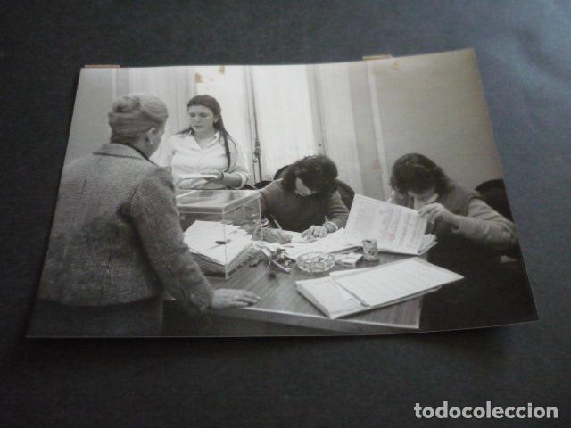 Alte Fotografie: MADRID VOTACIONES ELECCIONES COLEGIO PLAZA DE LA INDEPENDENCI ANTIGUA FOTOGRAFIA ORIGINAL 18 X 13 CM