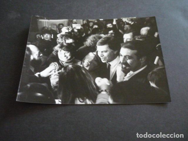 Fotografia antica: MADRID VOTACIONES ELECCIONES FELIPE GONZALEZ RESULTADOS ANTIGUA FOTOGRAFIA ORIGINAL 18 X 13 CM