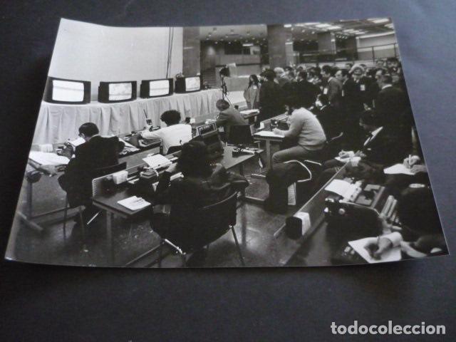 Fotografia antica: MADRID PALACIO CONGRESOS SEGUIMIENTO ELECCIONES 1982 ANTIGUA FOTOGRAFIA ORIGINAL 18 X 24 CM