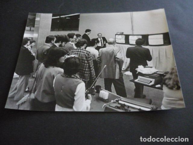 Fotografia antica: MADRID PALACIO CONGRESOS SEGUIMIENTO ELECCIONES 1982 ANTIGUA FOTOGRAFIA ORIGINAL 18 X 24 CM