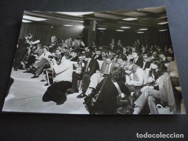 Fotografia antiga: MADRID PALACIO CONGRESOS SEGUIMIENTO ELECCIONES 1982 ANTIGUA FOTOGRAFIA ORIGINAL 18 X 24 CM