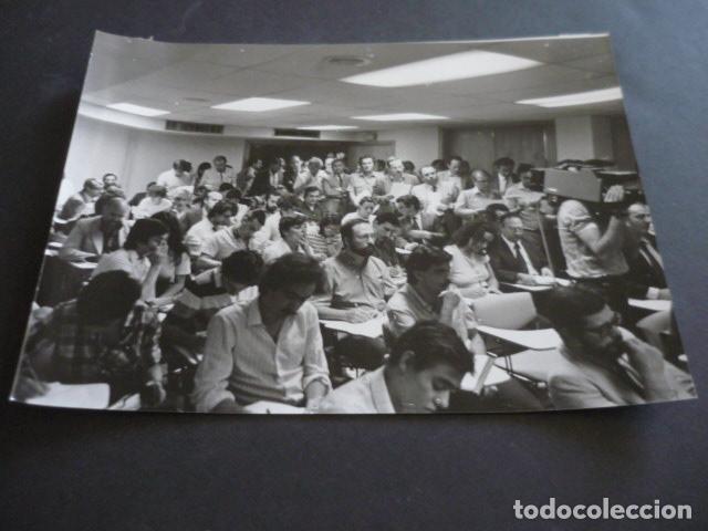 Fotografia antica: MADRID PALACIO CONGRESOS SEGUIMIENTO ELECCIONES 1982 ANTIGUA FOTOGRAFIA ORIGINAL 18 X 24 CM