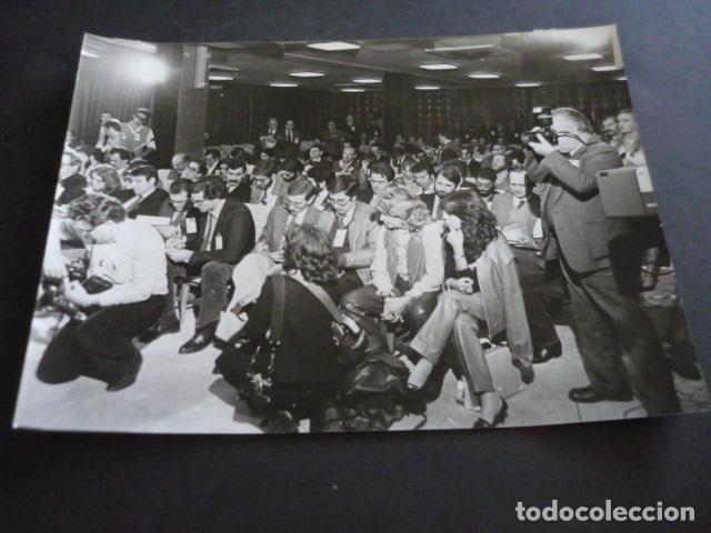 Fotografia antica: MADRID PALACIO CONGRESOS SEGUIMIENTO ELECCIONES 1982 ANTIGUA FOTOGRAFIA ORIGINAL 18 X 24 CM