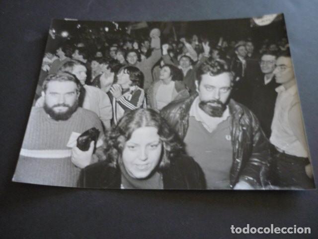Fotografia antica: MADRID ALREDEDORES HOTEL PALACE ANTE ELECCIONES 1982 ANTIGUA FOTOGRAFIA ORIGINAL 18 X 24 CM