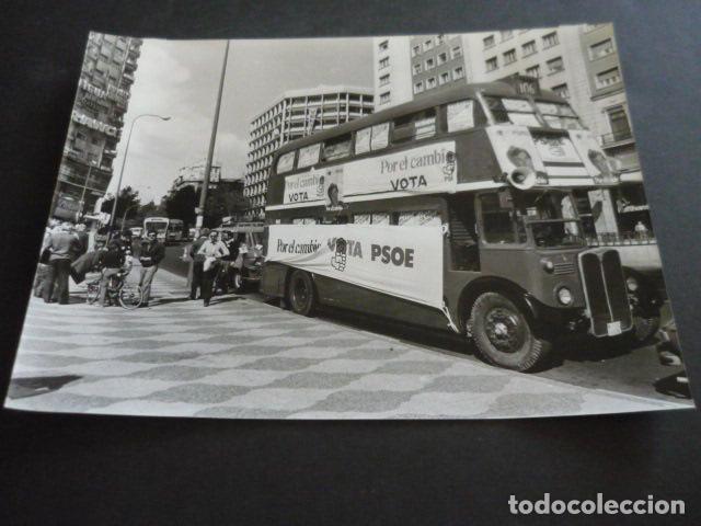 Fotografia antiga: MADRID AUTOBUS PSOE EN PLAZA DE ESPA&Ntilde;A ELECCIONES 1982 ANTIGUA FOTOGRAFIA ORIGINAL 18 X 24 CM