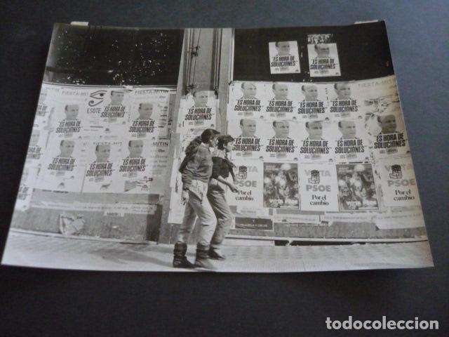 Fotografia antica: MADRID CARTELES ELECTORALES ELECCIONES 1982 ANTIGUA FOTOGRAFIA ORIGINAL 18 X 24 CM