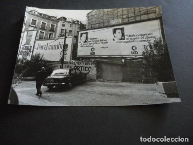 Fotografia antica: MADRID CARTELES ELECTORALES ELECCIONES 1982 ANTIGUA FOTOGRAFIA ORIGINAL 18 X 24 CM