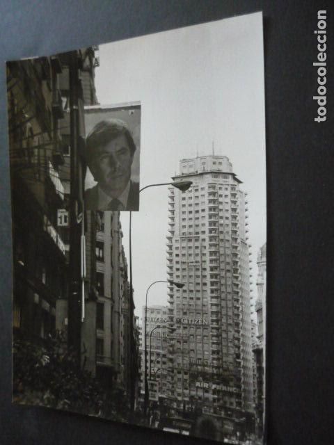 Alte Fotografie: MADRID GRAN VIA CARTEL FELIPE GONZALEZ ELECCIONES 1982 ANTIGUA FOTOGRAFIA ORIGINAL 18 X 24 CM