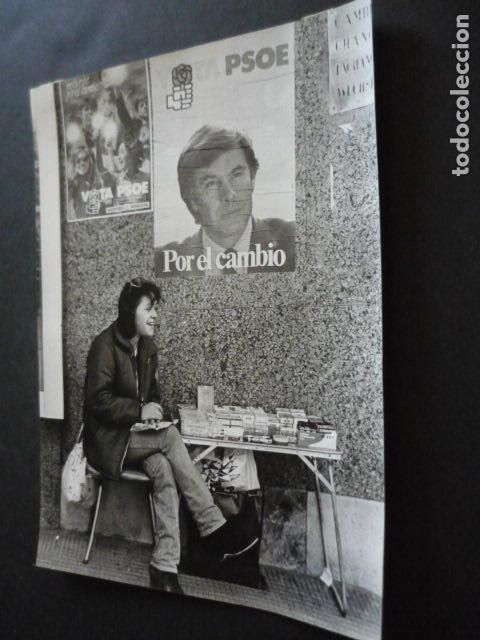 Fotograf&iacute;a antigua: MADRID GRAN VIA CARTEL FELIPE GONZALEZ ELECCIONES 1982 ANTIGUA FOTOGRAFIA ORIGINAL 18 X 24 CM