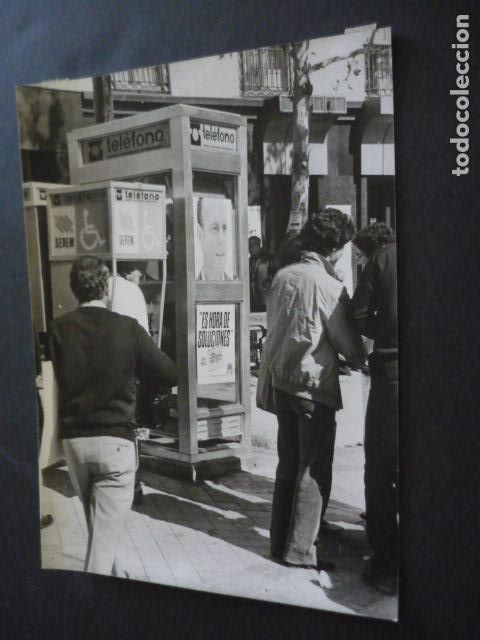 Fotografia antica: MADRID CABINA MANUEL FRAGA ELECCIONES 1982 ANTIGUA FOTOGRAFIA ORIGINAL 18 X 24 CM