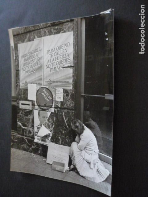 Fotografia antica: MADRID CARTELES ELECCIONES 1982 ANTIGUA FOTOGRAFIA ORIGINAL 18 X 24 CM
