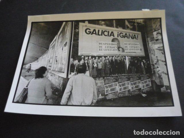 Antique Photography: LA CORU&Ntilde;A ELECCIONES PARLAMENTO GALLEGO 1981 ANTIGUA FOTOGRAFIA ORIGINAL 18 X 24 CM