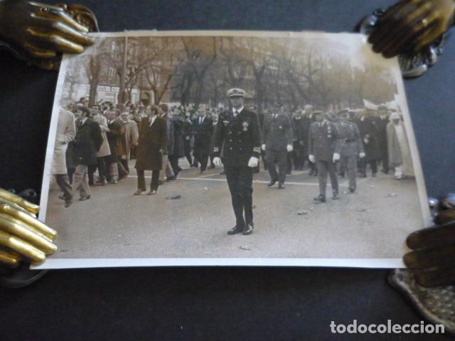 Fotografia antiga: MADRID CORTEJO FUNEBRE CARRERO BLANCO JUAN CARLOS DE BORBON ANTIGUA FOTOGRAFIA ORIGINAL 18 X 13 CM