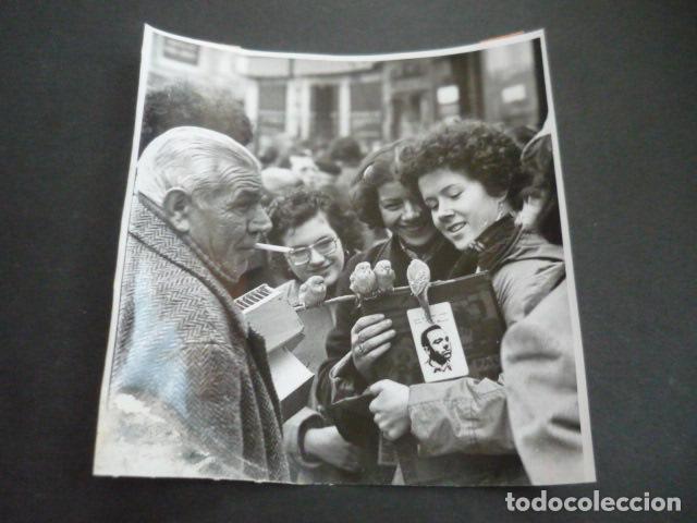 Antique Photography: MADRID VENDEDOR AMBULANTE DE PERIQUITOS ANTIGUA FOTOGRAFIA ORIGINAL 19 X 18 CM