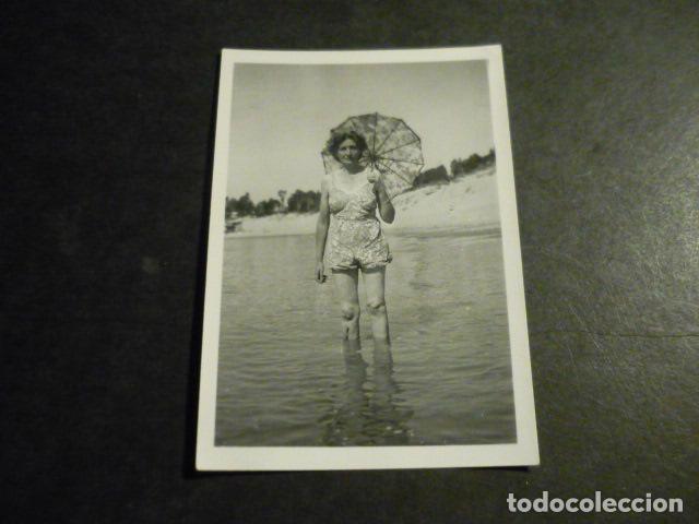 Antique Photography: PUERTO DE SAN MARIA CADIZ MUJER EN LA PLAYA 1948 ANTIGUA FOTOGRAFIA 6 X 9 CM