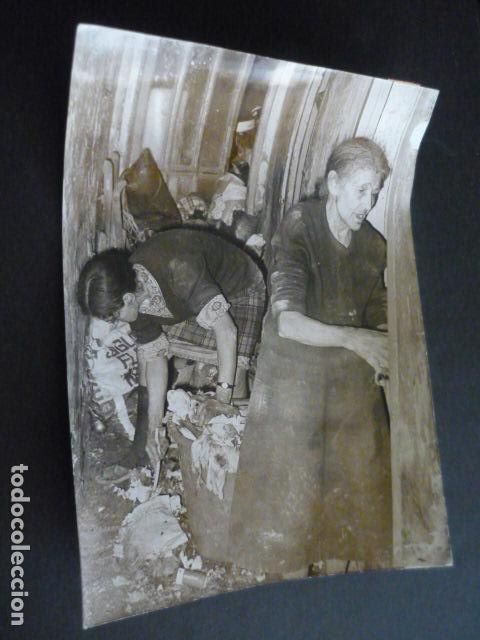 Fotografia antiga: MADRID CARABANCHEL CASA COMO VERTEDERO ANTIGUA FOTOGRAFIA ORIGINAL 18 X 24 CM