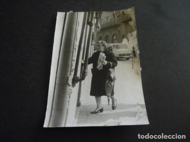 Alte Fotografie: MADRID VENDEDORA AMBULANTE PERIODICOS ANTIGUA FOTOGRAFIA ORIGINAL 18 X 12 CM