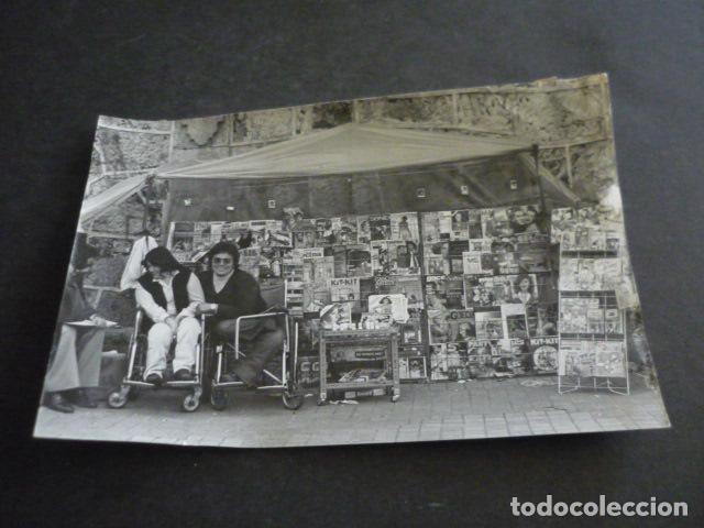 Antique Photography: VIGO PONTEVEDRA INVALIDOS QUE VIVEN EN SU PUETO DE PERIODICOS ANTIGUA FOTOGRAFIA ORIGINAL 18 X 12 CM
