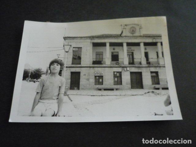 Fotografia antiga: ROBLEDO DE CHAVELA MADRID ESCENA URBANA ANTIGUA FOTOGRAFIA ORIGINAL 18 X 13 CM
