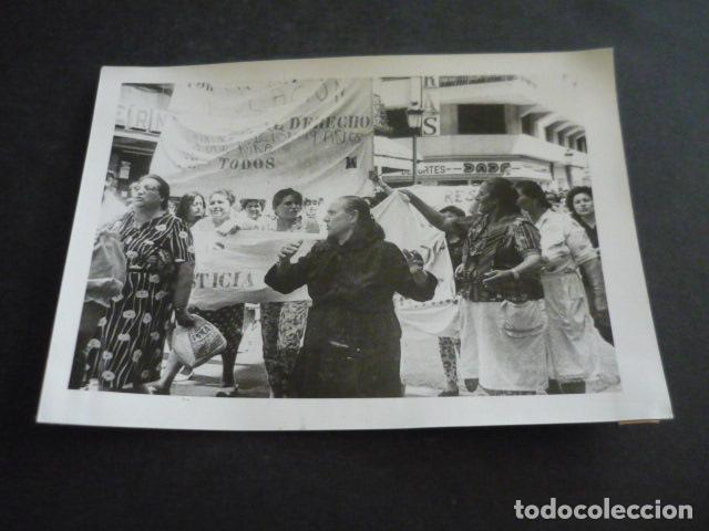 Fotografia antica: ALBACETE VECINOS MANIFESTANDOSE PARA DETENCION DE EL LIEBRE ANTIGUA FOTOGRAFIA ORIGINAL 18 X 13 CM