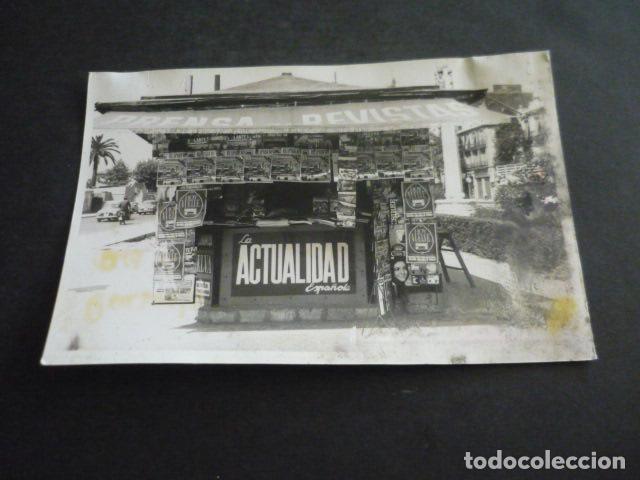Fotografia antica: VALENCIA KIOSCO DE PRENSA DE CONSUELO TARIN ANTIGUA FOTOGRAFIA ORIGINAL 13 X 18 CM