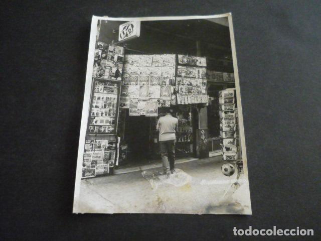 Alte Fotografie: VALENCIA KIOSCO DE PRENSA DE BERNABE SANCHEZ ANTIGUA FOTOGRAFIA ORIGINAL 13 X 18 CM