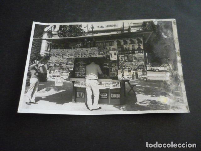 Alte Fotografie: VALENCIA KIOSCO DE PRENSA DE JOAQUIN MARTIN ANTIGUA FOTOGRAFIA ORIGINAL 13 X 18 CM