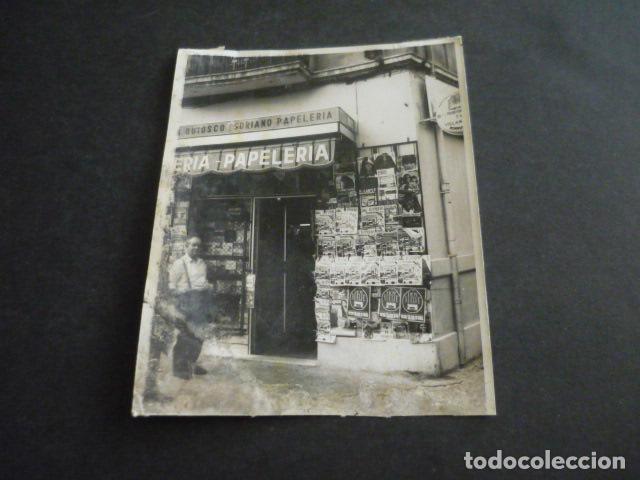 Alte Fotografie: VALENCIA KIOSCO DE PRENSA DE RAIMUNDO SORIANO ANTIGUA FOTOGRAFIA ORIGINAL 13 X 18 CM