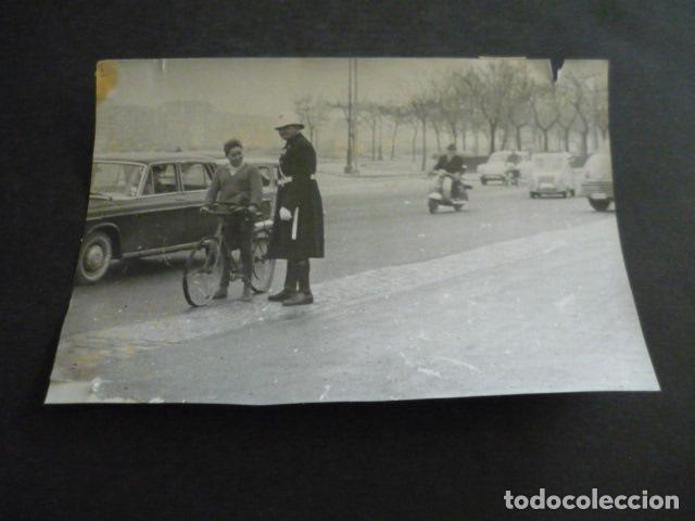 Fotograf&iacute;a antigua: MADRID AFILADORA MARIA E. LOSADA CON POLICIA LOCAL ANTIGUA FOTOGRAFIA ORIGINAL 13 X 18 CM