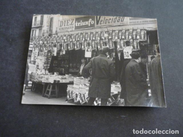 Photographie ancienne: BARCELONA PUESTO PERIODICOS ANTIGUA FOTOGRAFIA ORIGINAL 10 X 7 CM