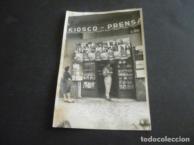 Fotografia antiga: VALENCIA KIOSCO DE PRENSA DE CONSTANTINO IZQUIERDO ANTIGUA FOTOGRAFIA ORIGINAL 12 X 18 CM