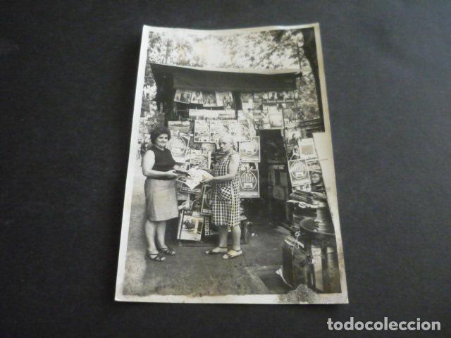 Fotografia antiga: VALENCIA KIOSCO DE PRENSA DE AMPARO SANCHIS ANTIGUA FOTOGRAFIA ORIGINAL 12 X 18 CM