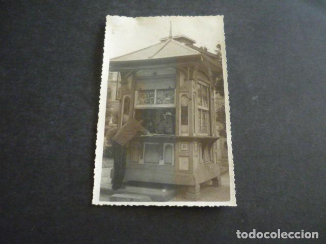 Fotografia antiga: LA CORU&Ntilde;A KIOSCO DE PRENSA DE JUANA GARCIA ANTIGUA FOTOGRAFIA ORIGINAL 9 X 14 CM